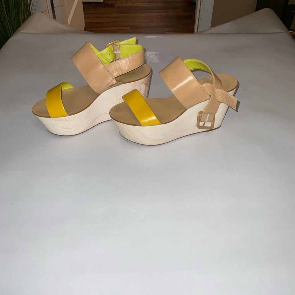 BCBG women sandals size 7.5